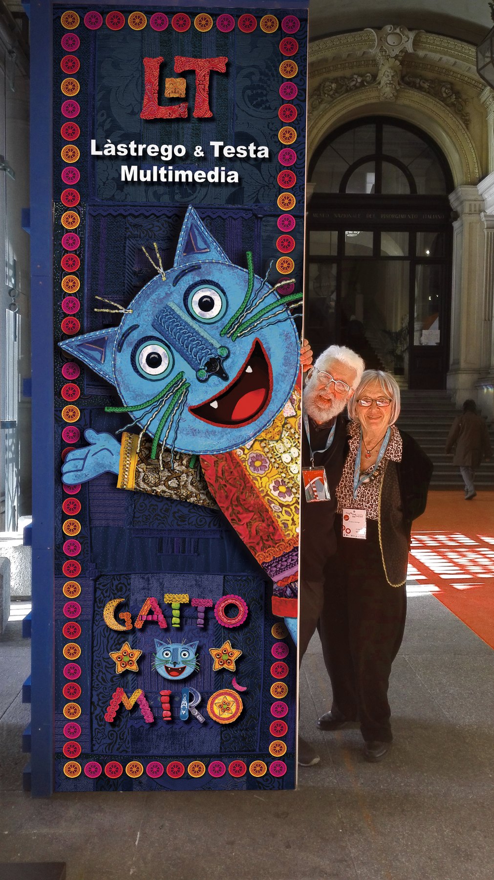 Cristina Làstrego e Francesco Testa accanto a una grande installazione con Gatto Mirò a un evento di animazione