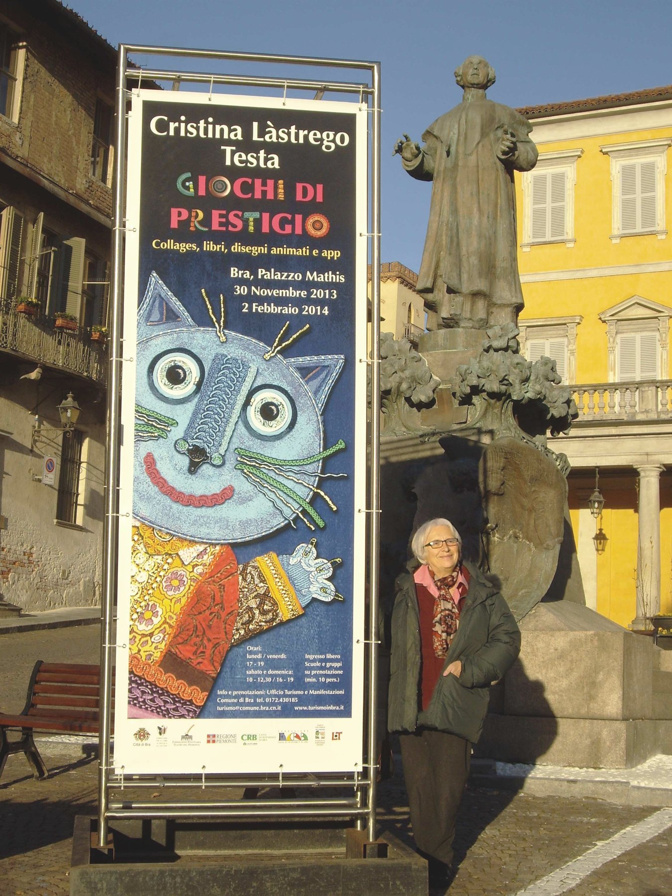 Cristina Làstrego accanto al manifesto della mostra Giochi di prestigio a Bra
